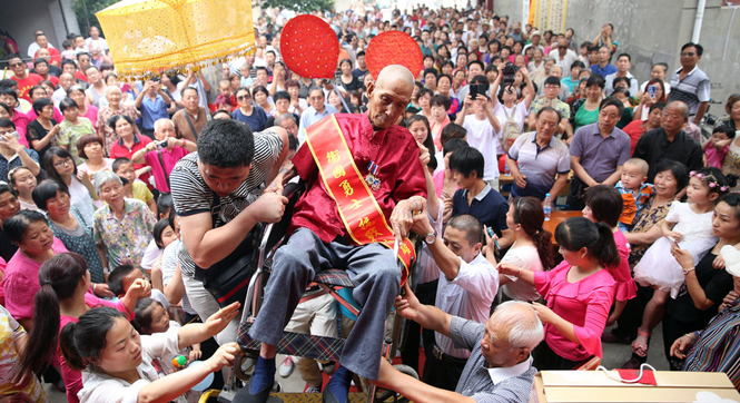 西安一抗战老兵过百岁寿诞 儿孙40余人齐贺寿