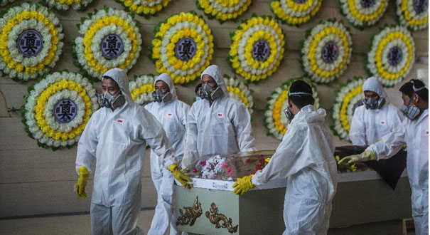 细心为逝者入殓