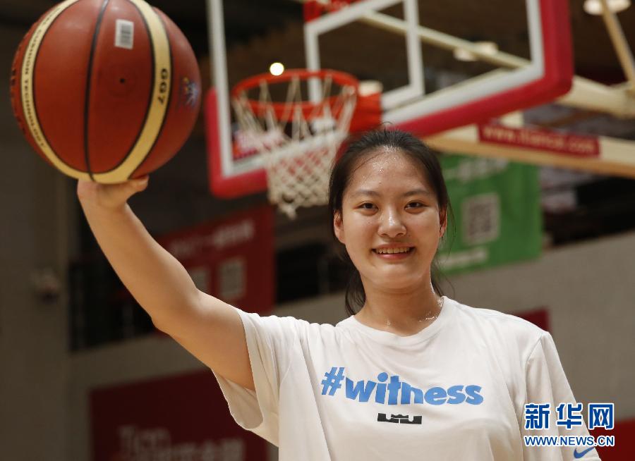 女高中生靠打篮球被美国大学以全额奖学金录取