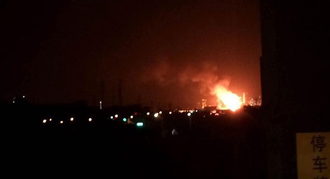 江苏南京一化工厂发生火灾