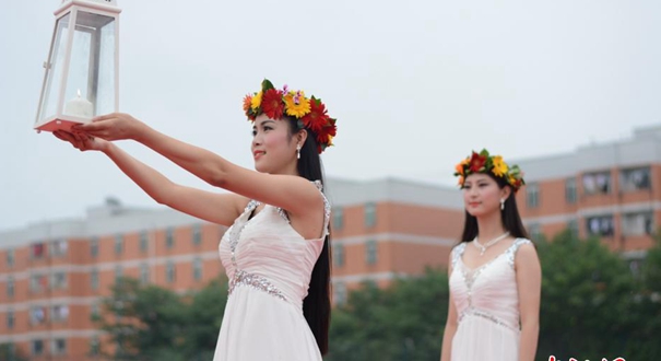 成都空姐扮圣女 毕业典礼上传火炬放飞&ldquo;梦想