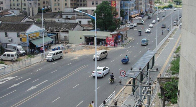 深圳最牛"钉子楼"占3条机动车道