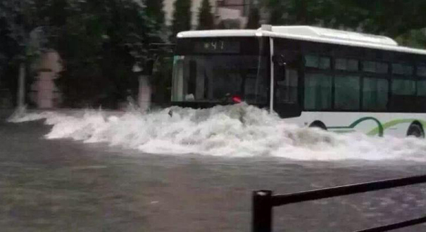 上海暴雨影响早高峰出行