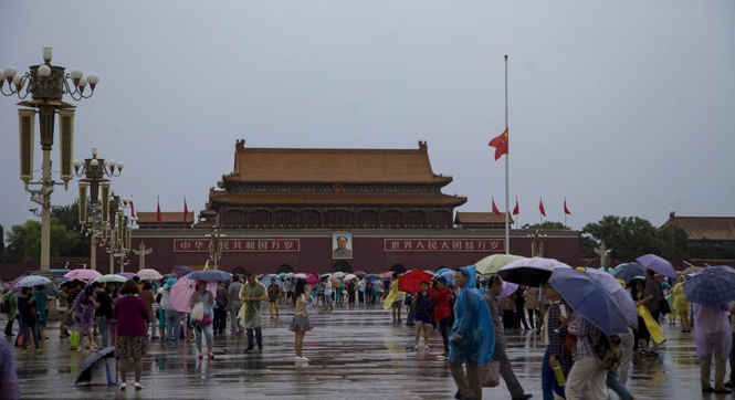 天安门、新华门降半旗悼念乔石同志