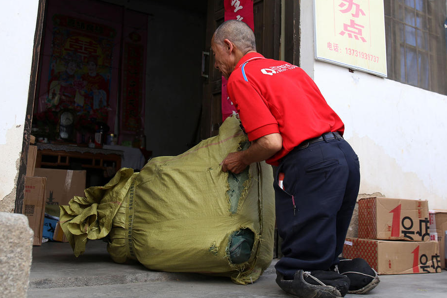 双手改变命运！六旬无腿快递员膝行送快递