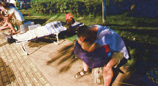 成都家长为孩子顺利读高中通宵排队