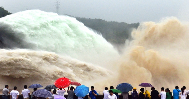 黄河小浪底调水调沙 场面震撼引人关注