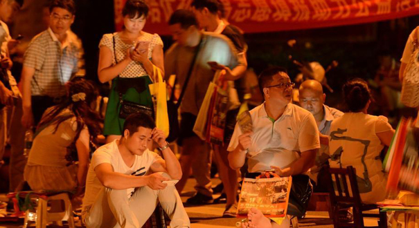 长沙家长为孩子读高中通宵排队