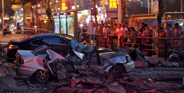 沈阳再现&ldquo;楼脆脆&rdquo; 坠落房檐砸扁三车