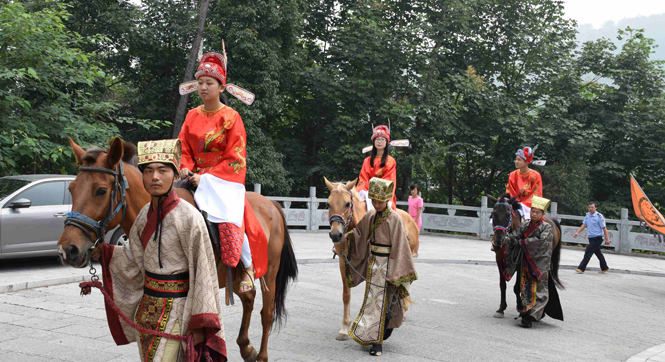 湖北高考状元榜眼身着状元服骑马游园引游客围观