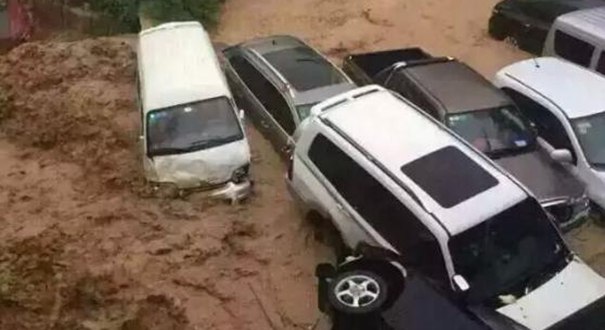 重庆巫溪暴雨引发山洪 多辆汽车被冲走