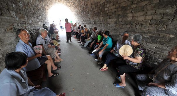 福建长汀古城门里成纳凉胜地 民众扎堆纳凉