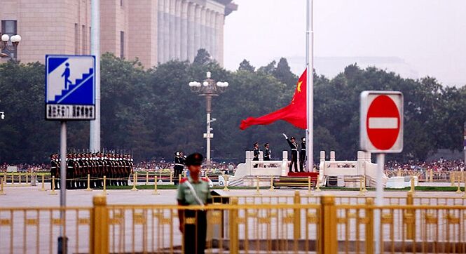 天安门广场两个月内再降半旗 悼念万里同志