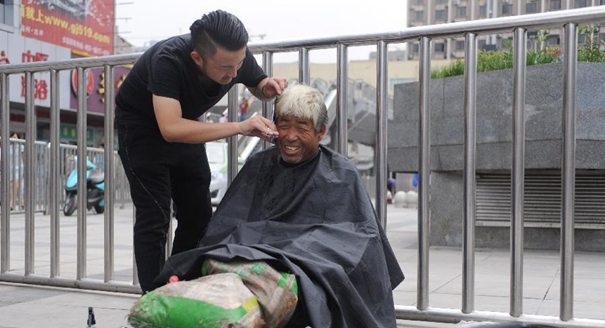 郑州：26岁小伙免费为街头流浪人员理发