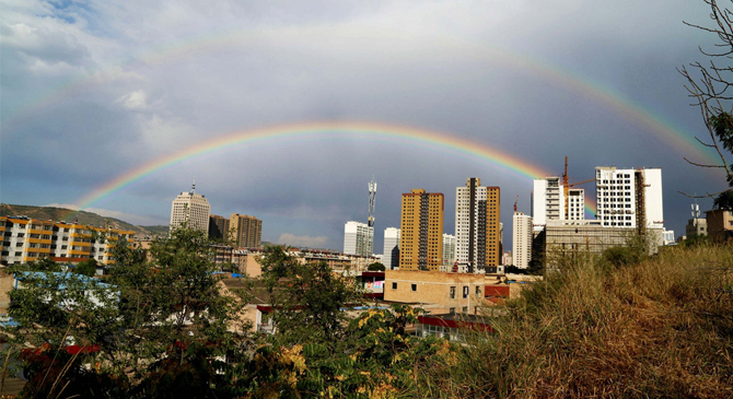 甘肃平凉雨后天空出现&ldquo;双彩虹&rdquo;