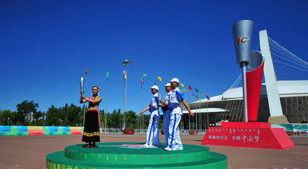 第十届全国民族运动会火炬在鄂尔多斯市传递