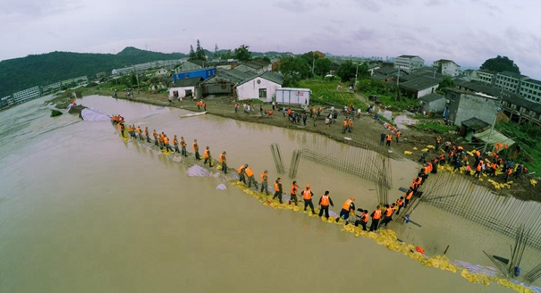 温州遭强降雨 军民合力堵决口
