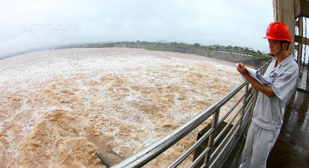 四川遂宁连降暴雨 水电站提前泄洪