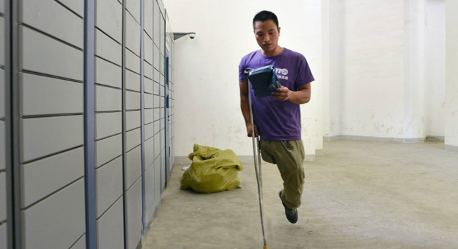"独腿快递员"感动网友：拄拐日送100余包裹