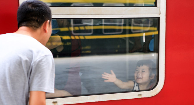 七夕&ldquo;小候鸟&rdquo;返乡难分难舍