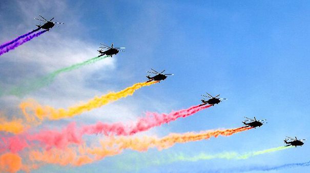 直升机梯队接受检阅