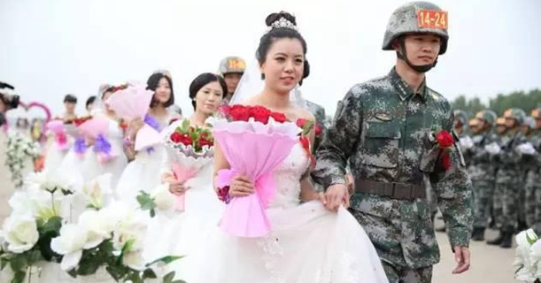 阅兵方队为战士补过集体婚礼