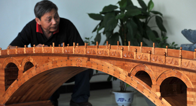 河北农民7000余块木头手工打造&ldquo;迷你赵州桥&rdquo;