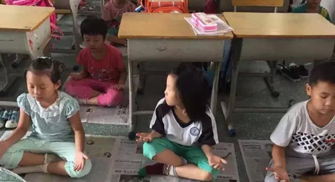 校长强迫小学生用打坐代替午睡 自称已练20年