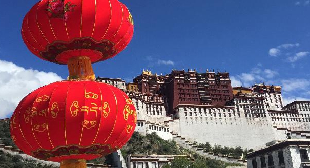 拉萨：大庆气氛浓