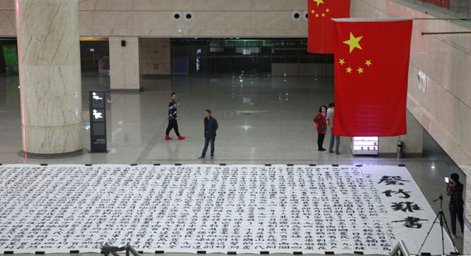 教师手写日本侵华笔录长卷 在长春站办展览