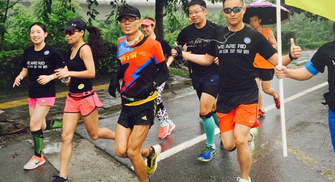 47岁环卫工绕成都跑一天一夜 行程225公里