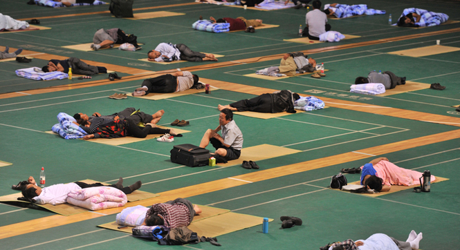 沈阳一大学为新生家长打地铺 体育馆变身临时宿舍
