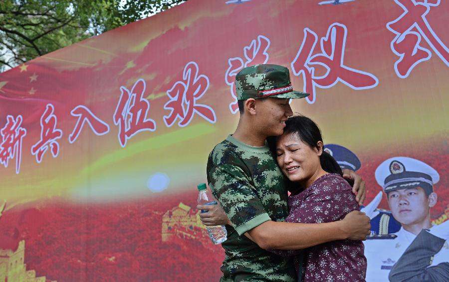 依依不舍送新兵