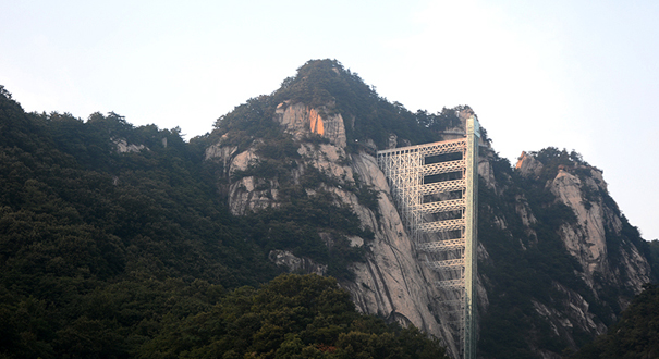 湖北一景区投资2000万建最高观光电梯 悬空于145米绝壁