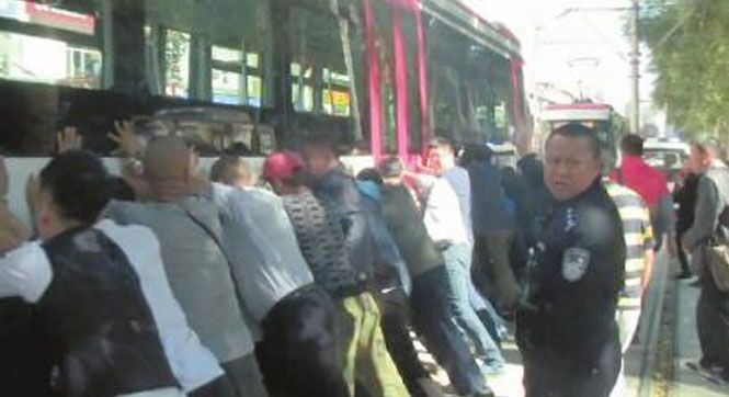 长春热心市民推起20多吨电车救女大学生