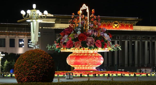 天安门广场大型花坛开设夜景照明迎国庆