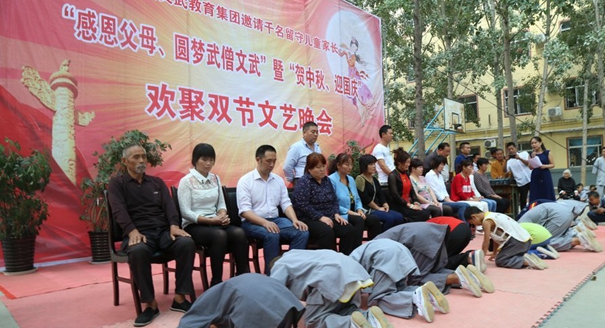 数百名少林武僧中秋与家人团聚 跪谢父母现场痛哭