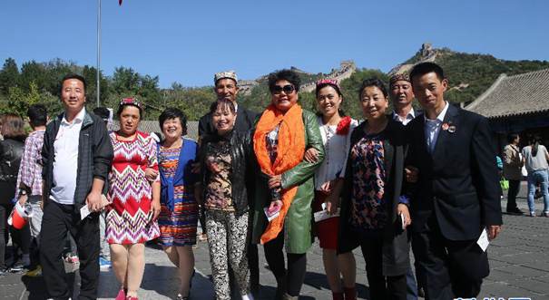 基层民族团结优秀代表游览长城