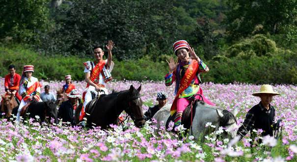 99对伉俪、情侣集体体验彝族特色婚礼