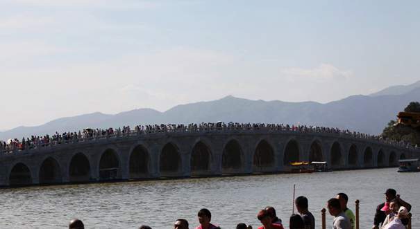 北京：数万游客挤爆颐和园 人山人海