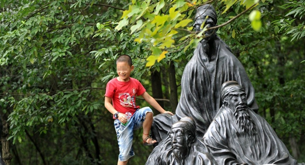 小孩公园拍照将诗人雕塑当马骑