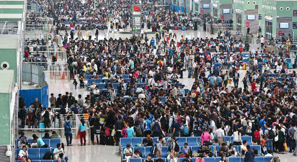 国庆假期临近尾声 各地出现返程高峰