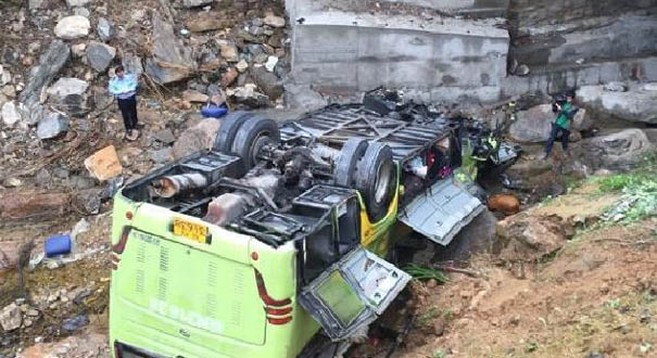 安徽省霍山县发生大巴车坠桥事故 目前已造成7人死亡