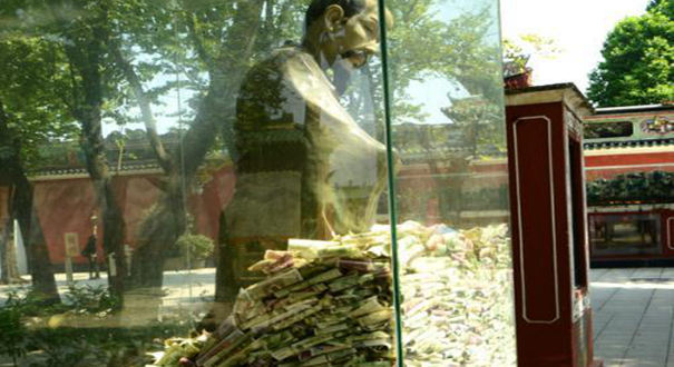 广东佛山一博物馆 铜像被埋在钱币里