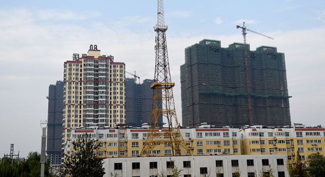 河南洛阳一信号塔酷似埃菲尔铁塔