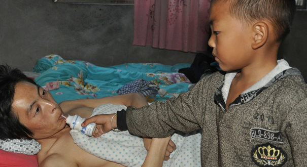 图片故事：7岁娃独自照顾瘫痪父亲 爸爸曾想自杀