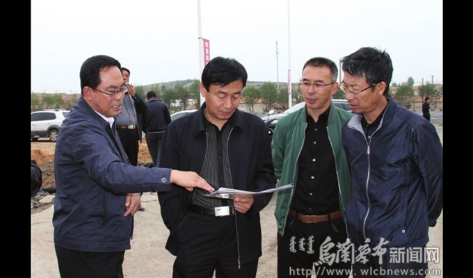 卢玉宝(左一)忙碌的身影