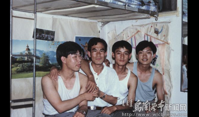考入内蒙古师范大学的卢玉宝(左二)和同窗好友在一起