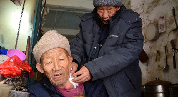 山东69岁患癌老人&ldquo;养活&rdquo;76岁乞讨老人