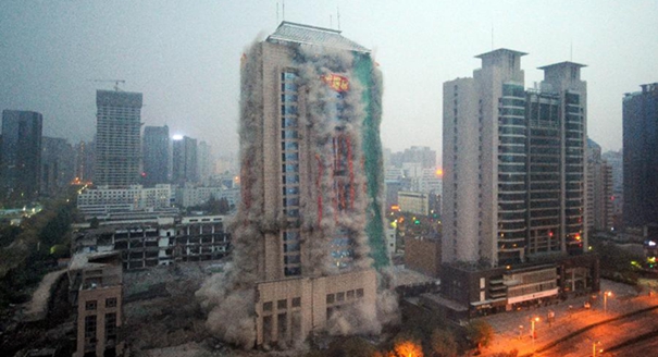 118米环球西安中心定向爆破拆除 成&ldquo;全国第一爆&rdquo;